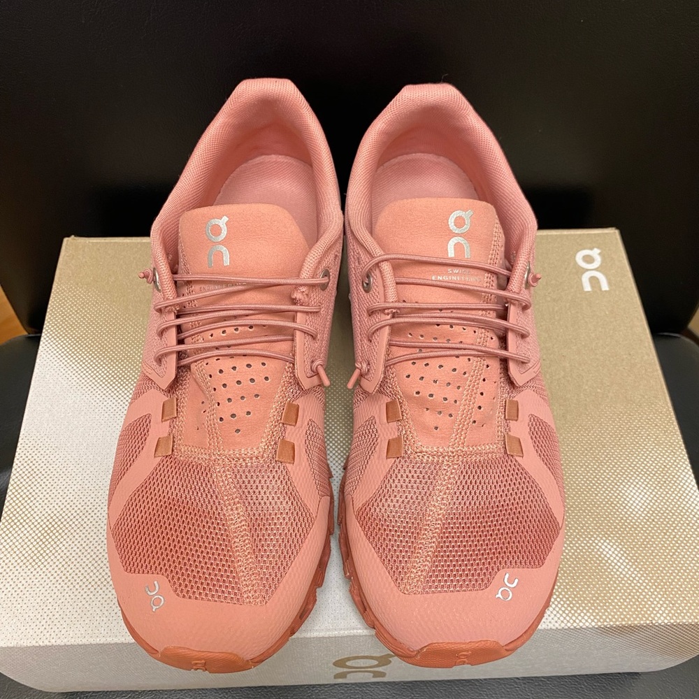 On cloud shoes size 9 color rose